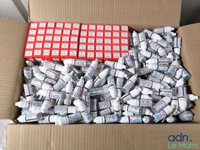 une boîte remplie de dentifrice et de dentifrice à côté d'une boîte de dentifrice