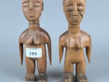 paire de personnages en bois sculpté représentant un homme et une femme