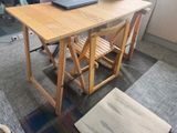 un ordinateur portable posé sur une table en bois dans une pièce
