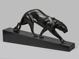 sculpture en bronze représentant une panthère posée sur un socle en marbre noir