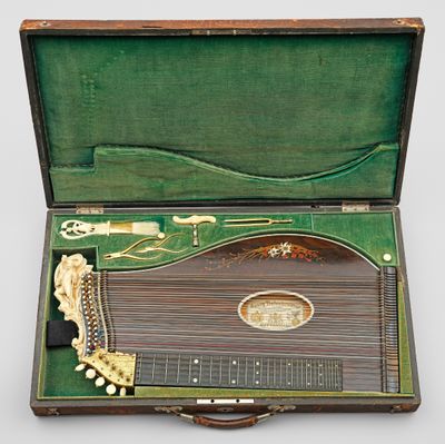 un vieil instrument de musique dans un étui posé sur une table