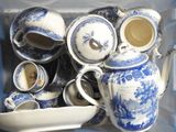 un service à thé bleu et blanc dans un récipient en plastique