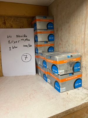 plusieurs boîtes de dentifrice posées sur un comptoir, à côté d'un panneau