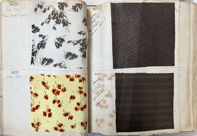 un livre ouvert sur lequel est posé un tas de tissu