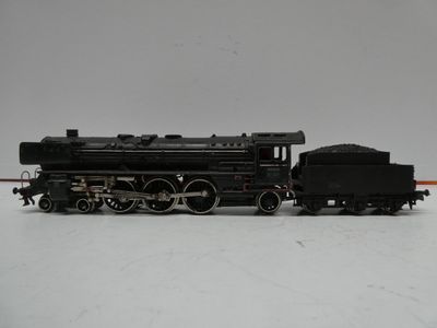 un train noir sur les rails, sur un fond blanc