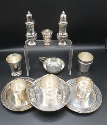 un assortiment d'objets plaqués argent sur un fond noir
