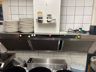 beaucoup d'assiettes et de casseroles sur le comptoir de la cuisine