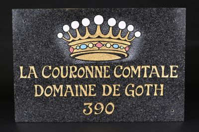 Plaque de marbre gravée et peinte d'une couronne comtale et …