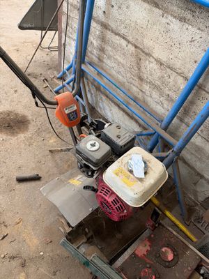 une machine posée sur le sol à côté d'un mur