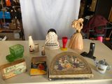 une table sur laquelle se trouvent de nombreux objets
