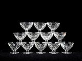 un grand nombre de verres posés sur une table