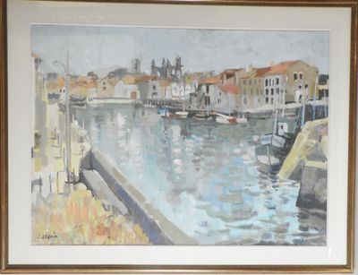 une peinture représentant une scène portuaire avec des bateaux dans l'eau