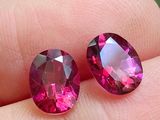 une paire de tourmalines roses au doigt d'une personne