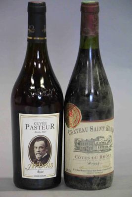 deux bouteilles de vin posées l'une à côté de l'autre sur une table