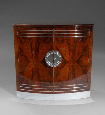 une commode Art déco avec un miroir circulaire au centre