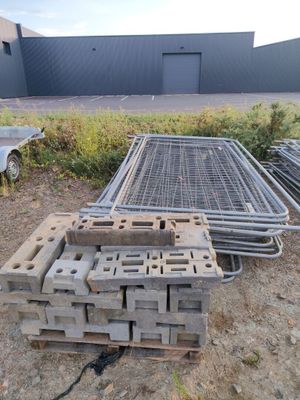 un tas de briques posé par terre devant un immeuble