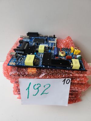 un gros plan sur un tas de composants électroniques posés sur une table