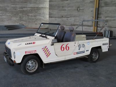 une jeep blanche portant le numéro 66, garée dans un garage