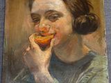 un tableau représentant une femme en train de manger une orange posée sur une table