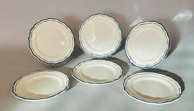 six assiettes blanches à bord noir sont disposées sur une surface blanche