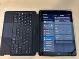 une tablette et un clavier posés côte à côte sur un bureau