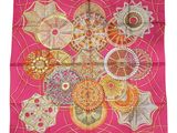 foulard en soie rose orné d'un motif de fleurs et de feuilles