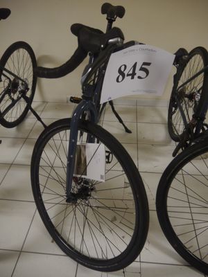 trois vélos exposés dans une pièce