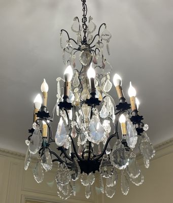 un lustre suspendu au plafond d'une pièce