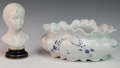 deux vases posés l'un à côté de l'autre sur une table