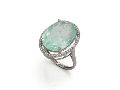 une bague en émeraude et diamant, par van cleef