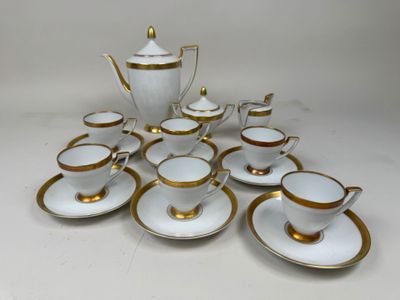 beaucoup de tasses et de soucoupes sur la table