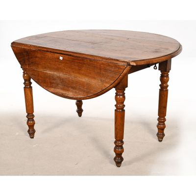 une table ancienne en chêne à abattants, avec des pieds tournés