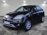 la petite voiture noire est garée dans une grande pièce