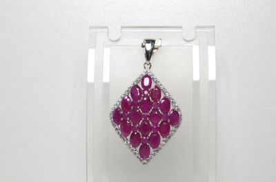 un gros plan d'un pendentif serti d'une pierre rose