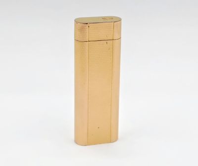 briquet doré posé sur une surface blanche, sur fond blanc