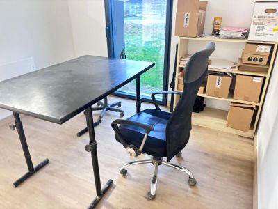 un bureau avec une chaise noire et un plateau noir