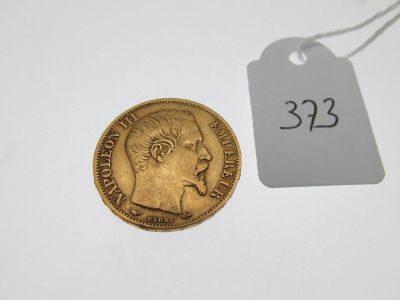 gros plan d'une pièce de monnaie portant une étiquette de prix
