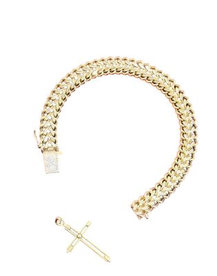 un bracelet en chaîne d'or orné d'une croix