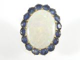 une bague en opale et saphir