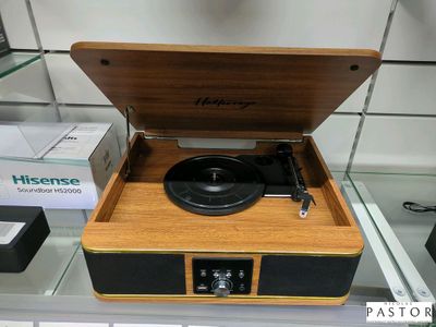 un tourne-disque exposé dans un magasin