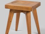 une image représentant un petit tabouret en bois sur fond gris