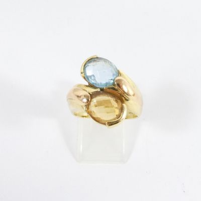 une image représentant une bague en or sertie d'une topaze bleue et d'une topaze jaune
