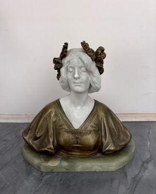 statue d'une femme coiffée d'une couronne, assise sur un socle en marbre