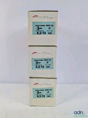 trois boîtes étiquetées sont empilées les unes sur les autres sur une surface blanche