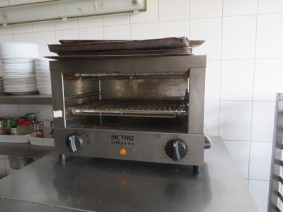 un grille-pain four posé sur un comptoir dans une cuisine
