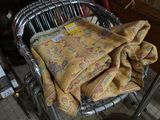 une chaise recouverte d'une couverture dans une pièce