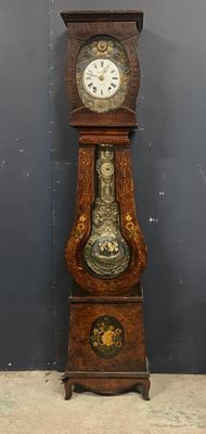 FOURNIER ET FILS, à Thizy Pendule de salon en bois peint à m…