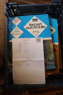un bout de papier posé dans un panier posé par terre