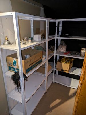 une étagère blanche dans un coin de la pièce