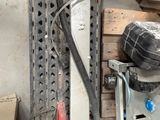 une photo d'un établi avec beaucoup d'outils dessus